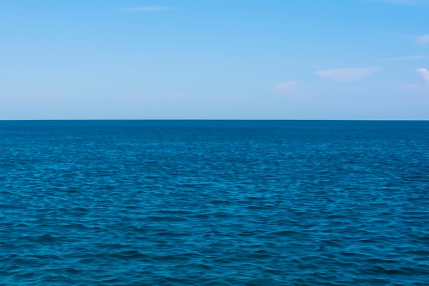 Der Ozean ist blau und klar mit dem blauen Wasser