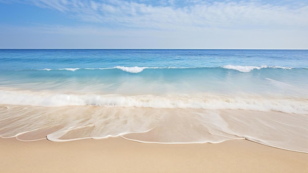 der Ozean und der Sand an einem sonnigen Tag