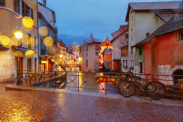 Der palais de l'isle und der thiou-fluss am regnerischen morgen in der altstadt von annecy, venedig der alpen, frankreich