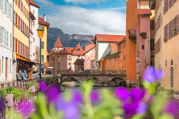 Der Palais de Lisle und der Thiou-Fluss in der Altstadt von Annecy-Venedig der Alpen Frankreich