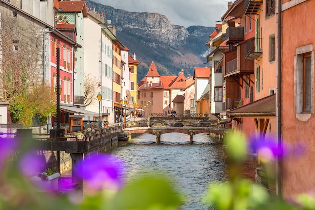 Der Palais de Lisle und der Thiou-Fluss in der Altstadt von Annecy-Venedig der Alpen Frankreich