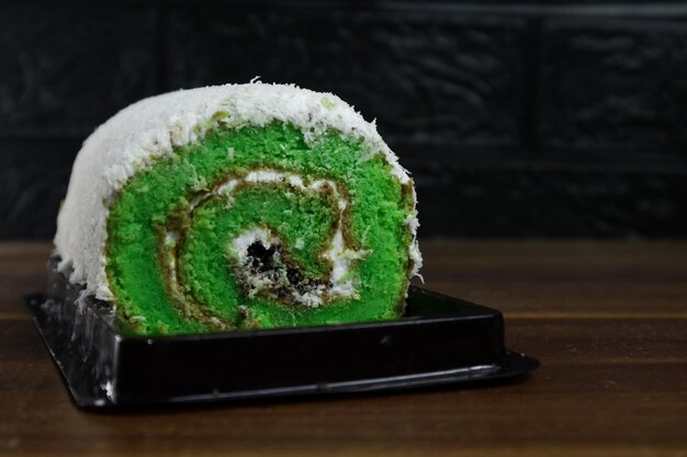 Der Pandan-Biskuitkuchen mit darüber gestreuter Kokosraspel hat eine sehr einzigartige Form