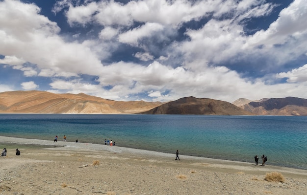 Der Pangong-See ist der höchste Salzwassersee der Welt. Pangong Tso oder Pangong-See in Ladakh, Indien