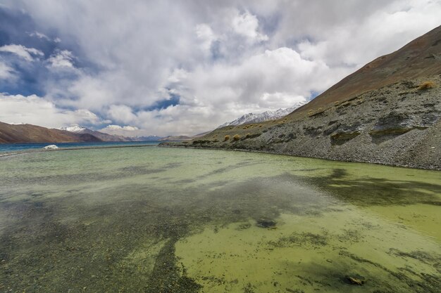 Der Pangong-See ist der höchste Salzwassersee der Welt. Pangong Tso oder Pangong-See in Ladakh, Indien