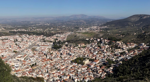 Der Panoramablick auf eine Höhe der kleinen Stadt Nafplio Griechenland Peloponnes