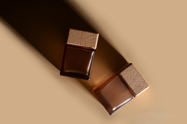 Der Parfüm-Duft-Kosmetik-Mockup-Luxusprodukt-Branding zwei quadratische Flaschen mit Holzkappe Flaschenbehälter Glas mit ätzenden Schatten auf dramatischem beige Hintergrund