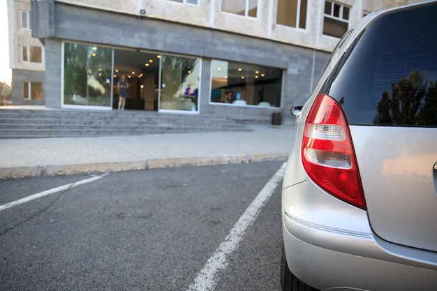 Der Parkplatz vor dem Gebäude