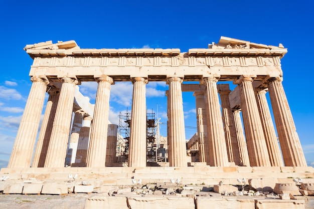 Der Parthenon ist ein ehemaliger griechischer Tempel auf der Athener Akropolis in Griechenland, der der Göttin Athena geweiht ist.