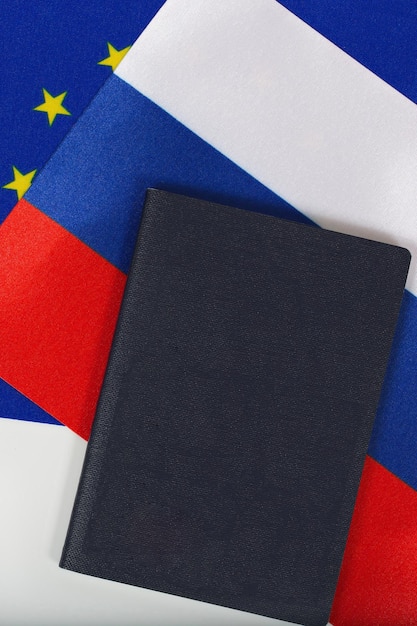 Der Pass wird auf den Flaggen der EU und Russlands platziert. Freier Platz für einen Text