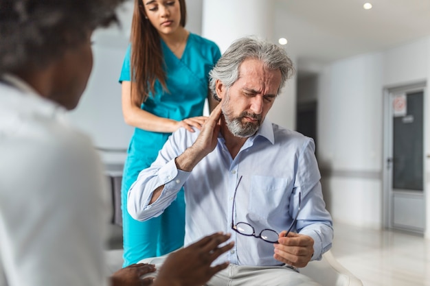 Der Patient beschwert sich beim Arzt über Nackenschmerzen und andere Symptome.