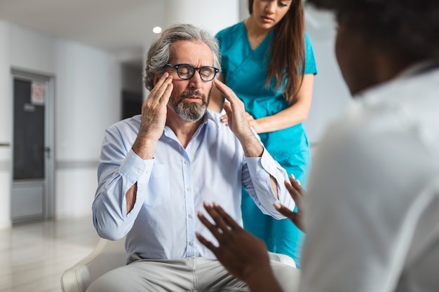 Der Patient erhält schlechte Nachrichten, ist verzweifelt und weint