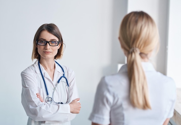 Der Patient kam mit einem Stethoskop auf hellem Hintergrund zum Arzt