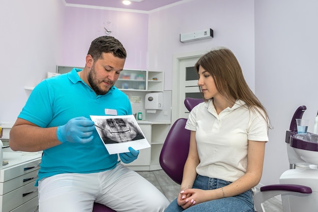 Der Patient kam zu einem Beratungsgespräch mit einem jungen, attraktiven Zahnarzt
