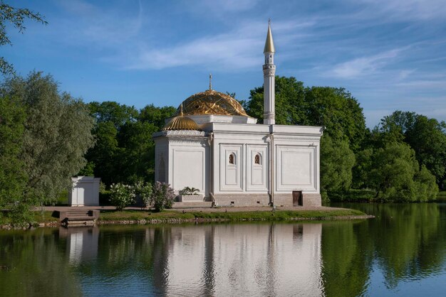 Der Pavillon des türkischen Bades am Ufer eines großen Teiches im Katharinenpark in Zarskoje Selo an einem sonnigen Sommertag Puschkin Sankt Petersburg Russland