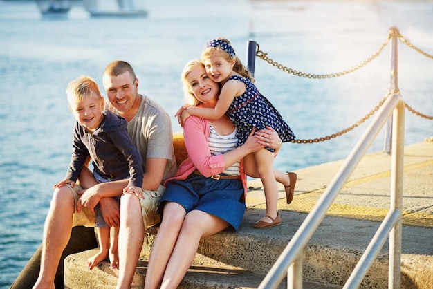 Foto der perfekte abschluss eines perfekten tages porträt einer familie mit kleinen kindern, die gemeinsam am hafen posieren