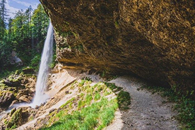 Der Pericnik-Slap oder Pericnik-Fall befindet sich im Nationalpark Triglav in Slowenien. Es handelt sich um einen großen Wasserfall, der von der Kaskade herabstürzt