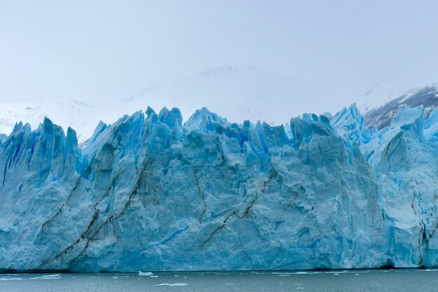 Der Perito-Moreno-Gletscher ist ein Gletscher im Nationalpark Glaciares in der Provinz Santa Cruz, Argentinien. Es ist eine der wichtigsten Touristenattraktionen im argentinischen Patagonien.