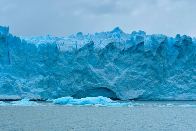 Der Perito-Moreno-Gletscher ist ein Gletscher im Nationalpark Glaciares in der Provinz Santa Cruz, Argentinien. Es ist eine der wichtigsten Touristenattraktionen im argentinischen Patagonien.