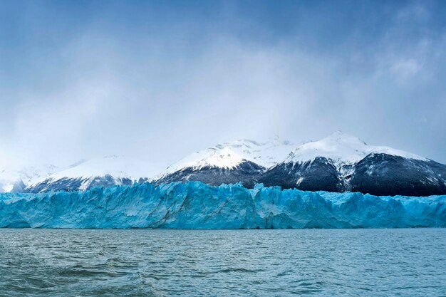 Der Perito-Moreno-Gletscher ist ein Gletscher im Nationalpark Glaciares in der Provinz Santa Cruz, Argentinien. Es ist eine der wichtigsten Touristenattraktionen im argentinischen Patagonien.