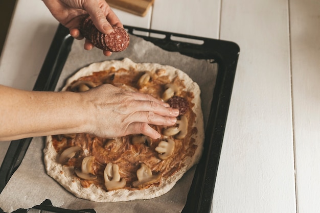 Foto der pizzaherstellungsprozess