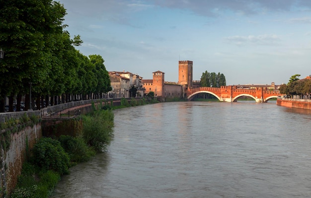 Der Ponte Scaligero wurde 1356 in Verona fertiggestellt