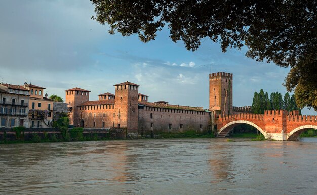 Der Ponte Scaligero wurde 1356 in Verona fertiggestellt