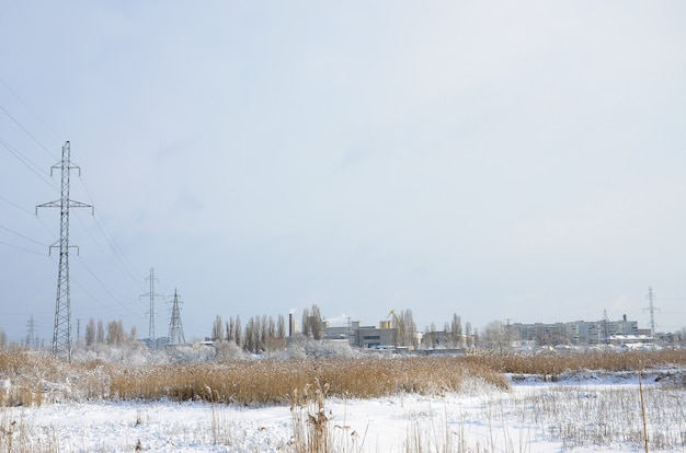 Der Powerline-Turm befindet sich in einem sumpfigen, schneebedeckten Gebiet