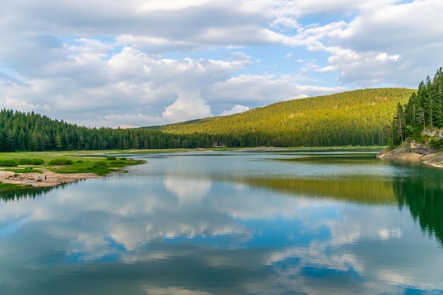 Der prächtige Schwarze See befindet sich im Nationalpark Durmitor im Norden Montenegros