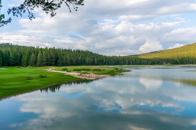 Der prächtige Schwarze See befindet sich im Nationalpark Durmitor im Norden Montenegros