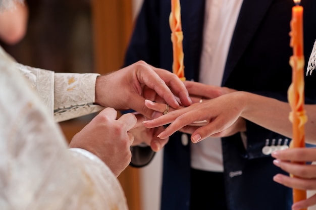 Der Priester kleidet die Ringe für das Brautpaar.