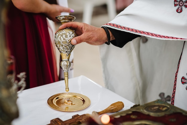 Der Priester weiht die Ringe vor der Trauung