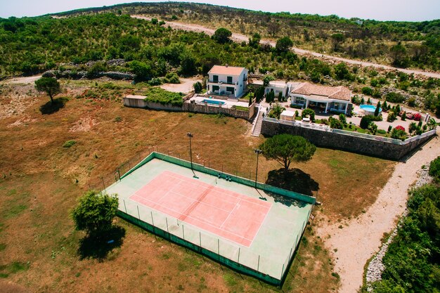 Der private Tennisplatz in der Villa am Meer Montenegro