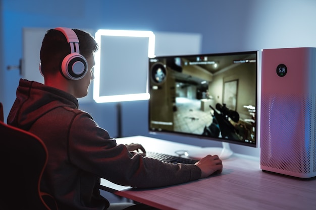 Der professionelle Gamer, der Online-Videospiele spielt