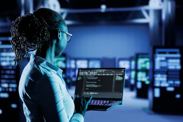 Der Programmierer des Rechenzentrums führt den Code aus
