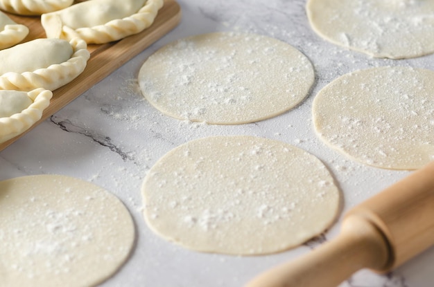 Foto der prozess der herstellung von argentinischen empanadas