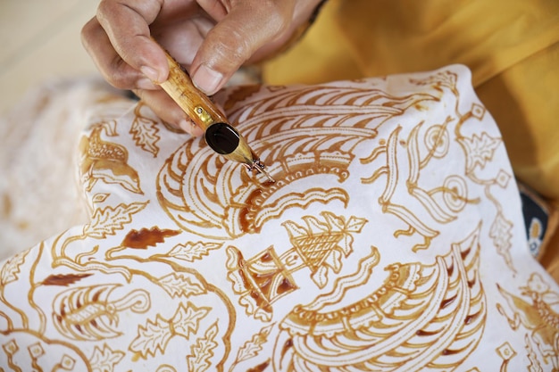 Der Prozess der Herstellung von Batik-Batik ist eine handgefertigte traditionelle Kunstmode aus Indonesien