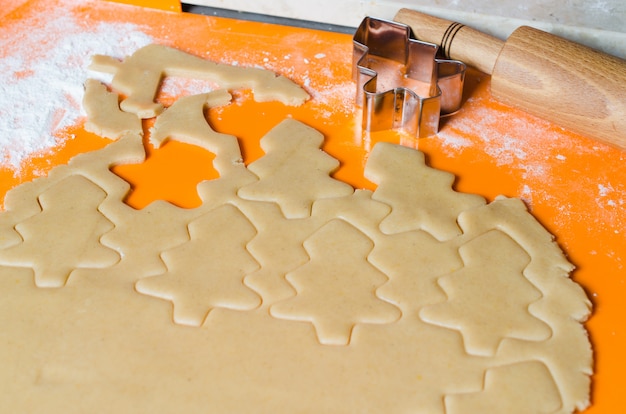 Der prozess der herstellung von cookies und weihnachtslebkuchen.