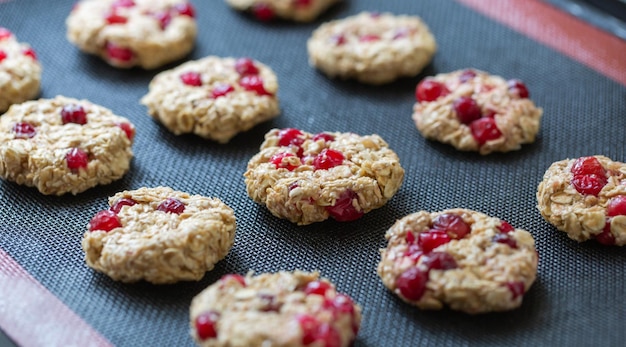 Der Prozess der Herstellung von diätetischen Haferkeksen mit Banane und Cranberries Veganes Essen