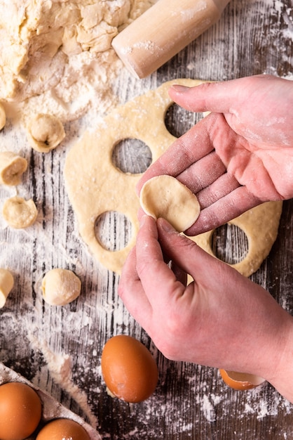 Der Prozess der Herstellung von hausgemachten französischen Ravioli.