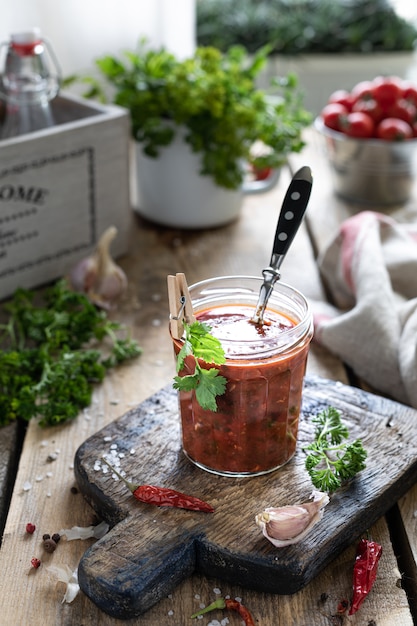 Der Prozess der Herstellung von heißer roter Tomatensauce.