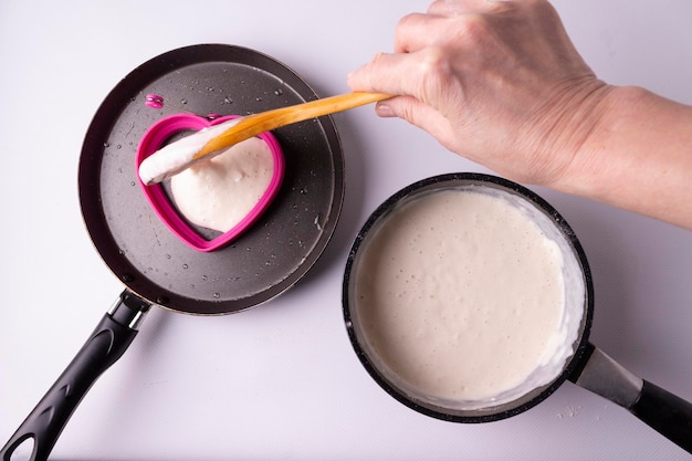 Der Prozess der Herstellung von herzförmigen Pfannkuchen Schritt 2