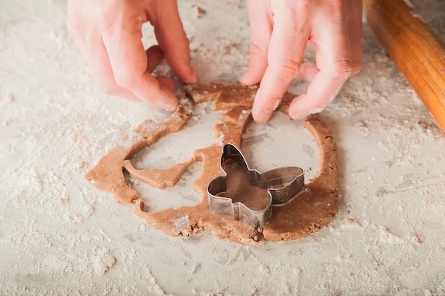 Der Prozess der Herstellung von Ingwer Ostern Lebkuchen Kekse Nahaufnahme.