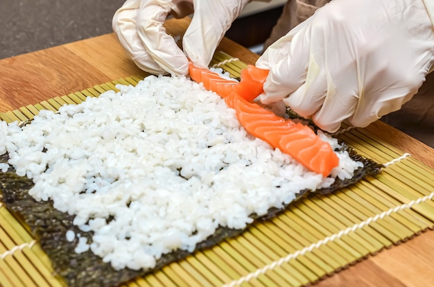 Der Prozess der Herstellung von Sushi und Brötchen, Draufsicht, Reis für Sushi.