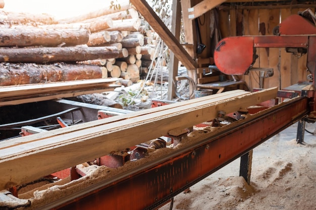 Der Prozess der Holzverarbeitung in einem alten Sägewerk Holzindustrie