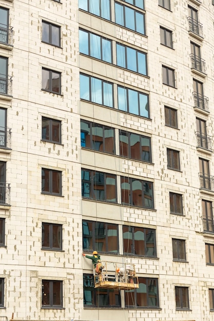 Der Prozess der Isolierung von Außenwänden in einem im Bau befindlichen mehrstöckigen Gebäude