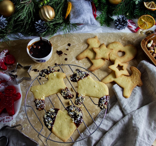 Der Prozess der Zubereitung und Dekoration von Weihnachtsplätzchen mit Schokolade, Nüssen und Kokosnuss