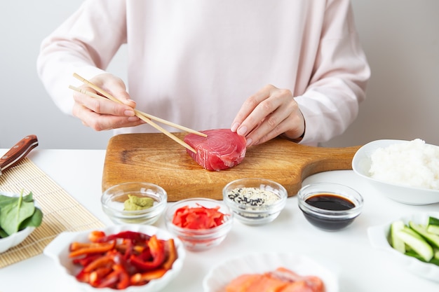 Der Prozess der Zubereitung von Sushi