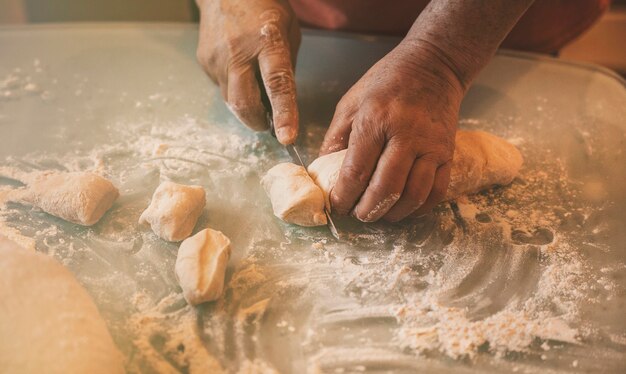 der Prozess des Arbeitens mit dem Teig und Kochen