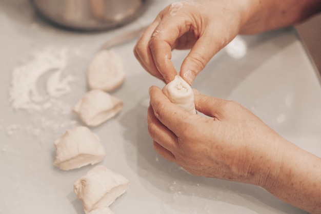 der Prozess des Arbeitens mit dem Teig und Kochen