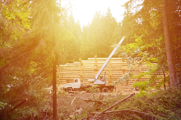 Der Prozess des Baus eines Holzhauses aus Holzbalken